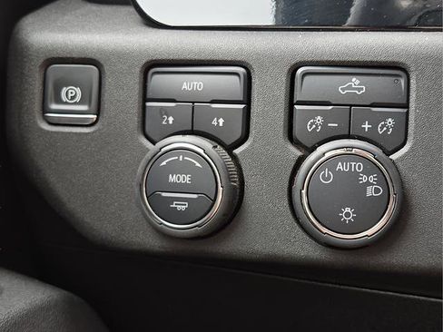 Used 2025 Chevrolet Silverado 1500 LT AWD/4WD image 26