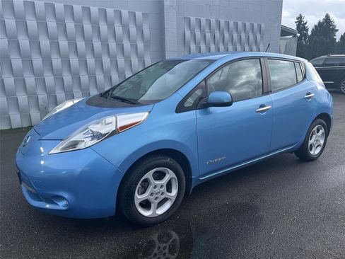 Used 2014 Nissan Leaf SV w/ LED & Quick Charge Package image 2