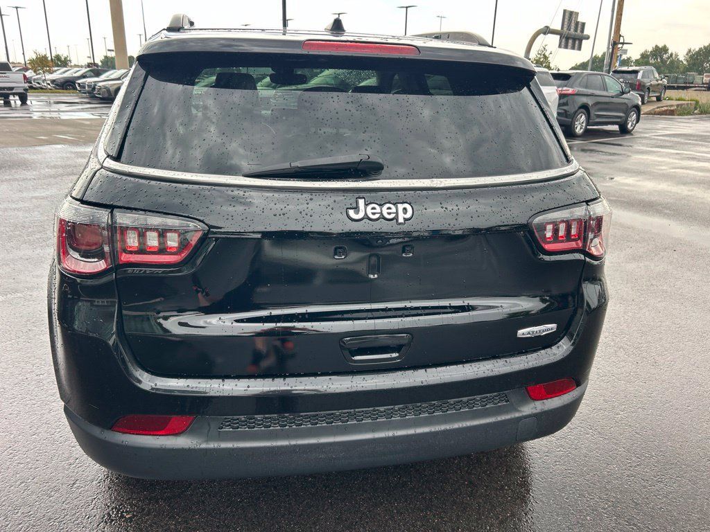 Used 2022 Jeep Compass Latitude w/ Sun and Sound Group FWD image 9