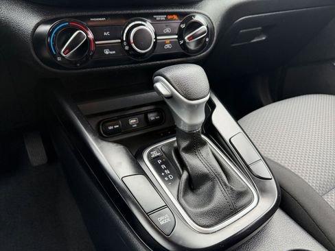 Used 2025 Kia Soul LX w/ LX Technology Package FWD image 39