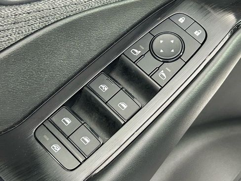 Used 2023 Nissan Rogue S image 31