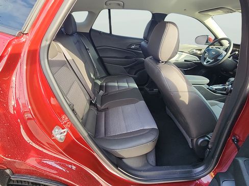 Used 2025 Chevrolet Trax LT w/ LT Convenience Package FWD image 19