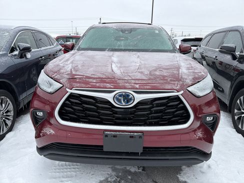 Used 2022 Toyota Highlander LE image 3