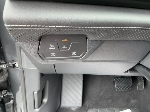 Used 2025 Volkswagen Atlas SE AWD/4WD image 23