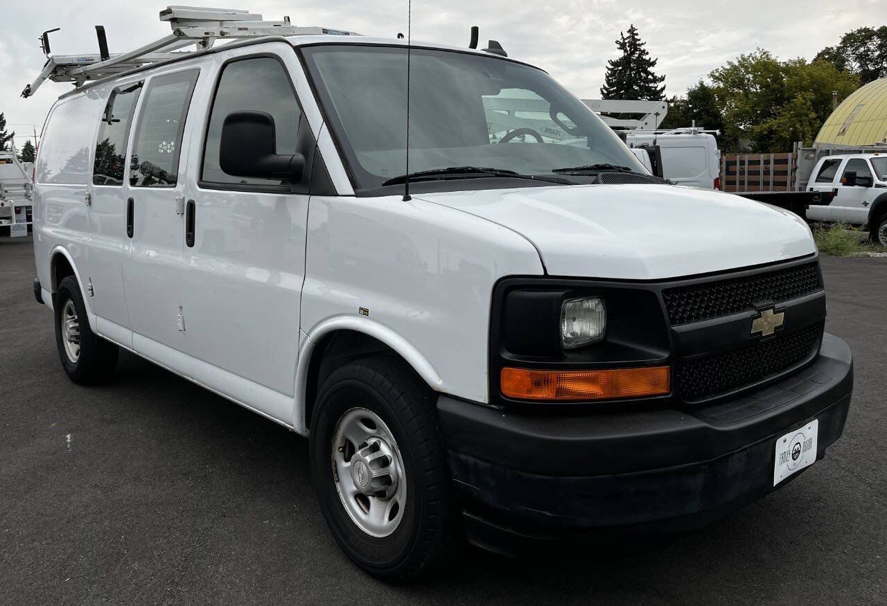 Used 2017 Chevrolet Express 2500 RWD image 3