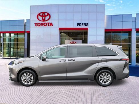Used 2024 Toyota Sienna LE AWD/4WD image 10