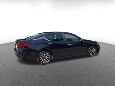 Used 2025 Nissan Altima 2.5 SV FWD image 12