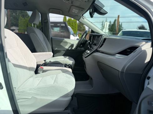 Used 2019 Toyota Sienna LE FWD image 24