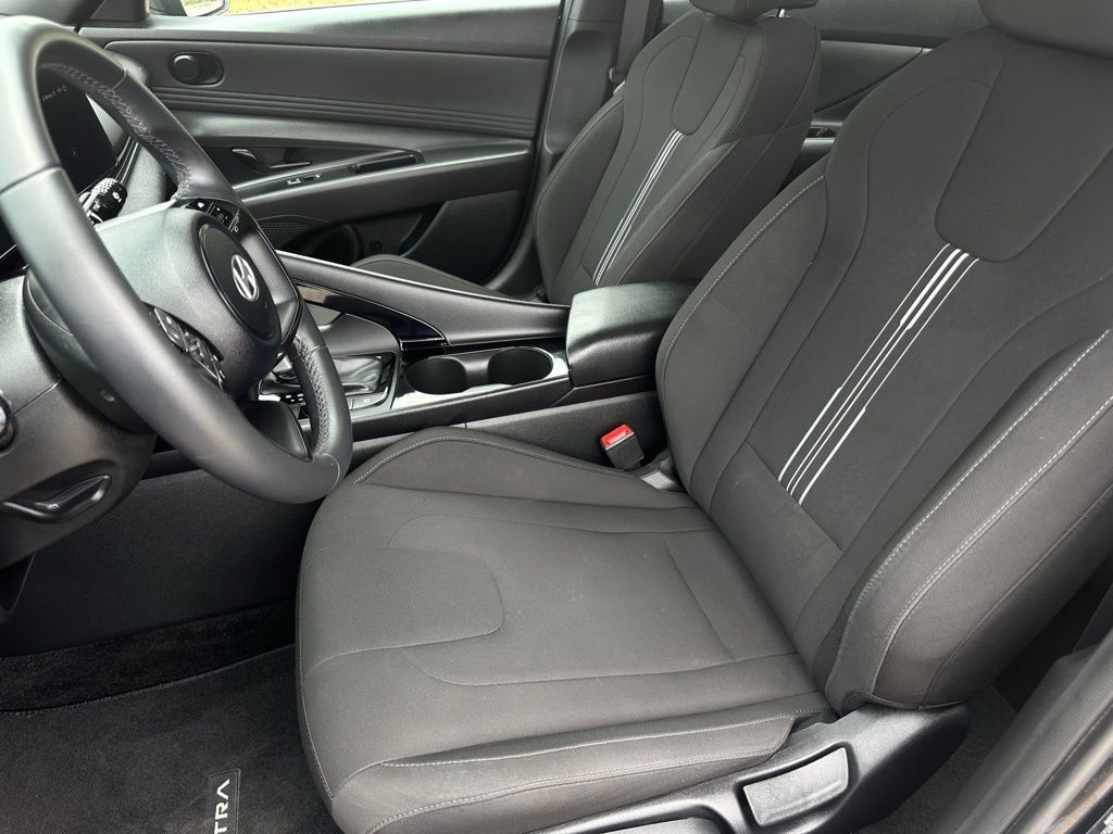 Used 2025 Hyundai Elantra SEL FWD image 14