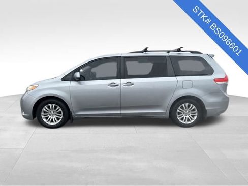 Used 2011 Toyota Sienna XLE image 4