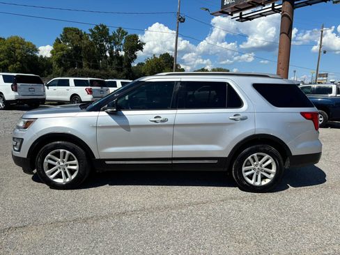 Used 2016 Ford Explorer XLT w/ Equipment Group 202A FWD image 2