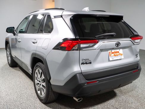 Used 2021 Toyota RAV4 XLE Premium image 9