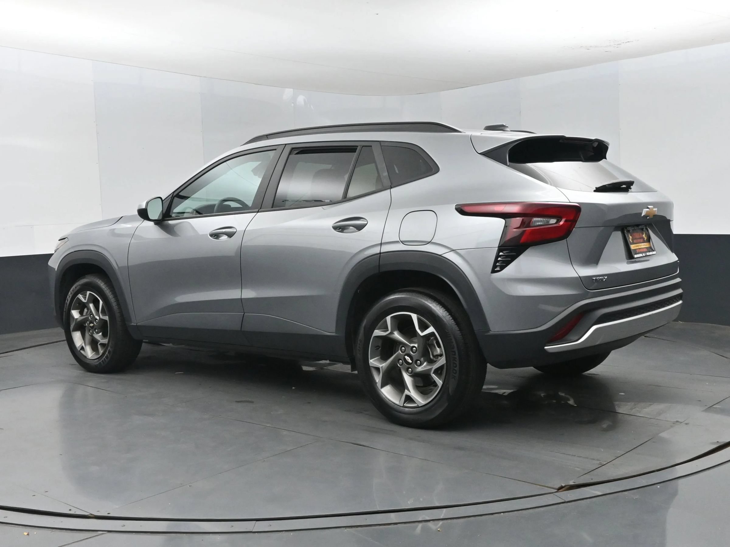 Used 2025 Chevrolet Trax LT w/ LT Convenience Package FWD image 9