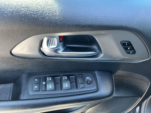Used 2025 Chrysler Pacifica Select FWD image 9