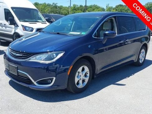 Used 2018 Chrysler Pacifica Touring Plus FWD image 2