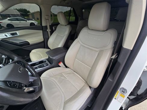 Used 2020 Ford Explorer Platinum w/ Premium Technology Package AWD/4WD image 11