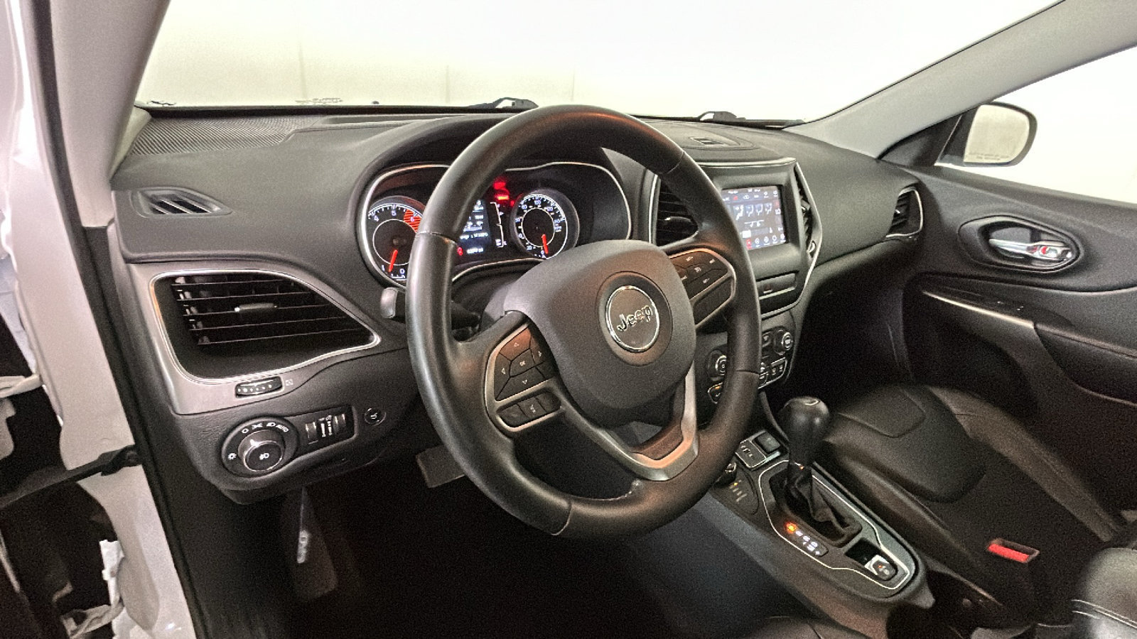 Used 2019 Jeep Cherokee Latitude Plus w/ Comfort/Convenience Group AWD/4WD image 17
