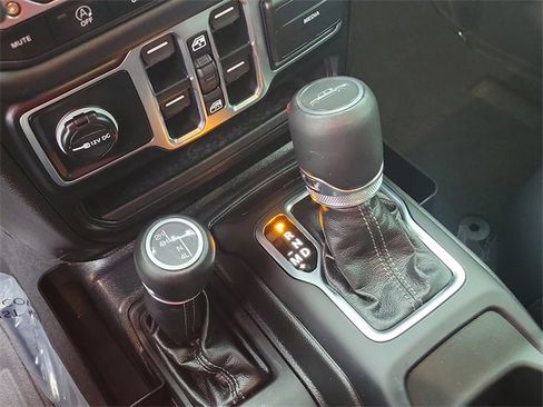 Used 2025 Jeep Gladiator Sport image 28