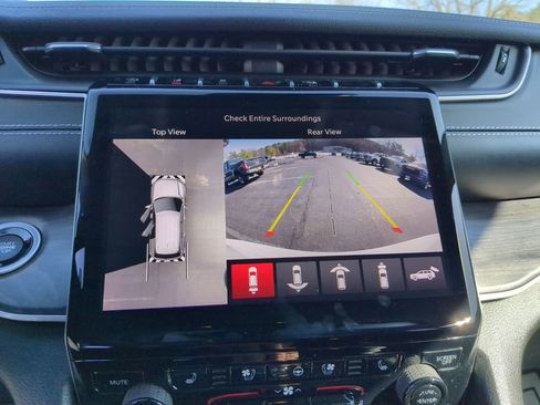 Used 2023 Jeep Grand Cherokee Limited w/ Luxury Tech Group II image 21