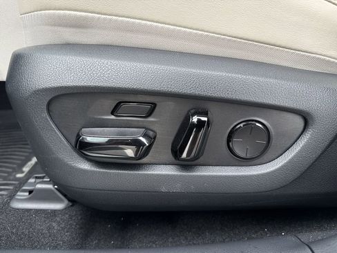 Used 2025 Lexus RX 450h AWD w/ Luxury Package image 16