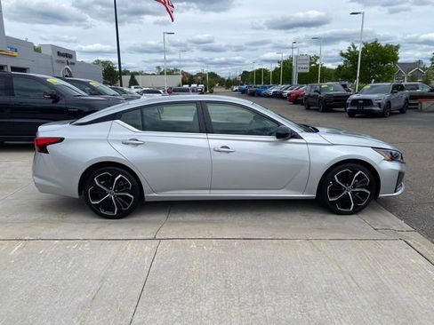 Used 2024 Nissan Altima 2.5 SR FWD image 2