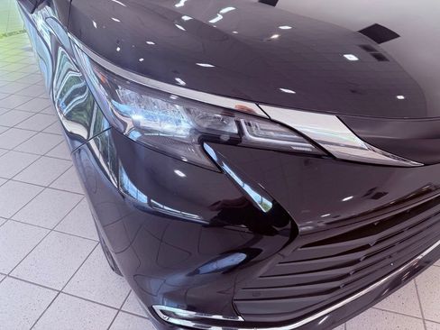 Used 2024 Toyota Sienna XLE FWD image 16