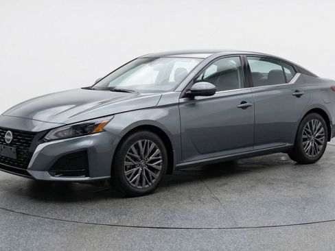 Used 2025 Nissan Altima 2.5 SV FWD image 3