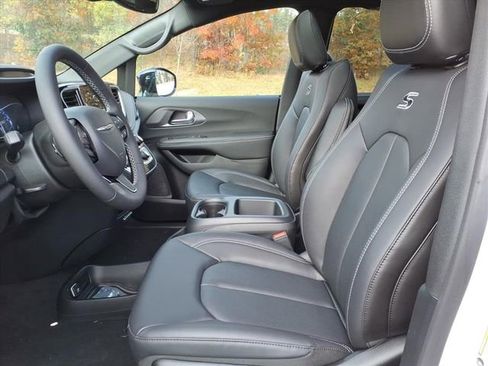 New 2026 Chrysler Pacifica Select w/ S Appearance Package image 7
