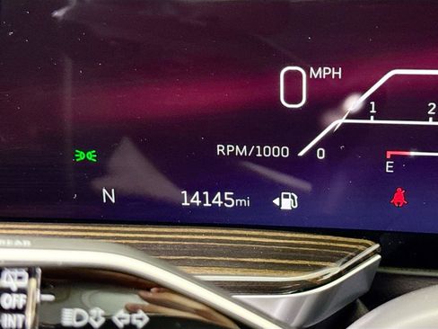 Used 2025 Cadillac Escalade ESV Premium Luxury AWD/4WD image 17