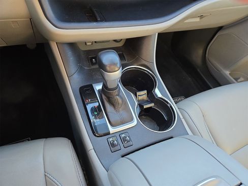 Used 2018 Toyota Highlander XLE image 22