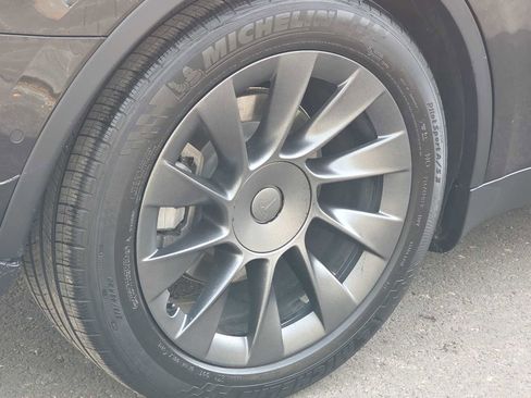 Used 2021 Tesla Model Y Long Range image 12