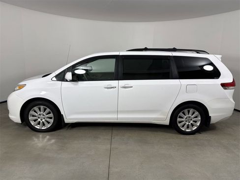 Used 2014 Toyota Sienna XLE image 2
