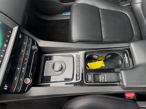 Used 2019 Jaguar F-PACE Premium image 18