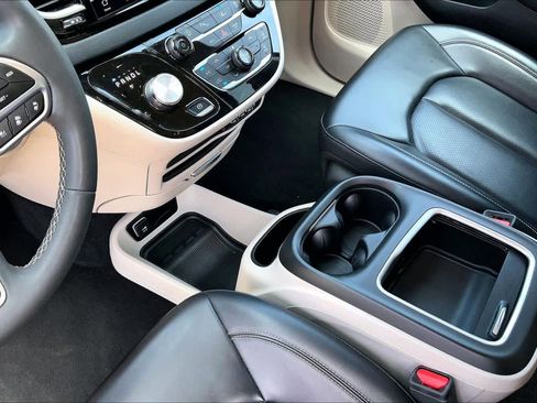 Used 2023 Chrysler Pacifica Touring-L FWD image 14