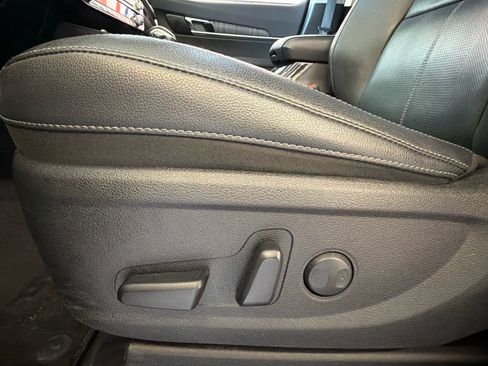 Used 2024 Kia Telluride EX w/ EX Captain's Chair Package FWD image 17