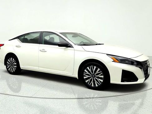 Used 2024 Nissan Altima 2.5 SV AWD/4WD image 3