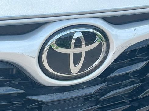 Used 2024 Toyota Highlander XLE FWD image 11
