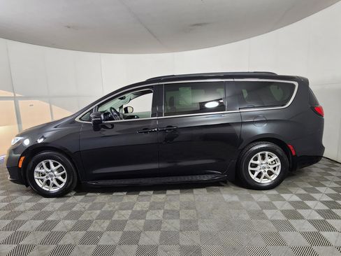 Used 2022 Chrysler Pacifica Touring-L image 4