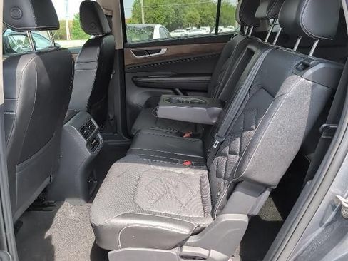 Used 2024 Volkswagen Atlas SE AWD/4WD image 19