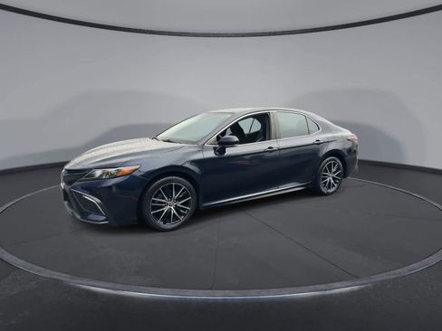 Used 2022 Toyota Camry SE w/ Cold Weather Package FWD image 4