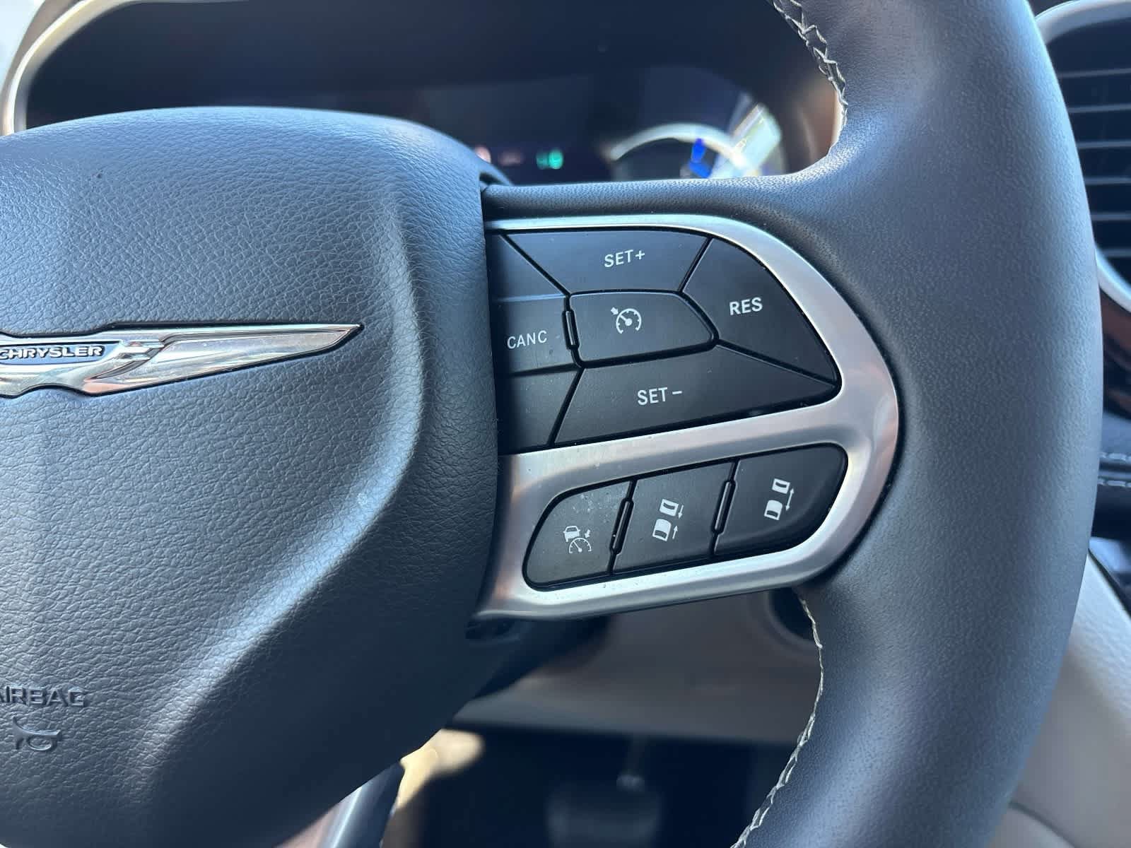 Used 2023 Chrysler Pacifica Limited w/ Uconnect Theater Family Group FWD image 26