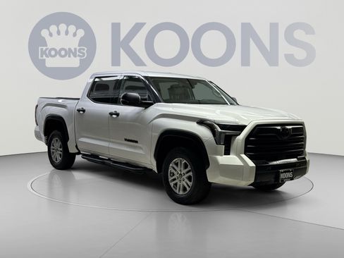 Used 2022 Toyota Tundra SR5 w/ SR5 Convenience Package AWD/4WD image 14