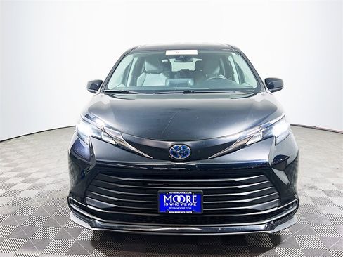 Certified 2024 Toyota Sienna LE image 3