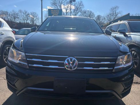 Used 2021 Volkswagen Tiguan SE w/ Panoramic Sunroof Package image 2