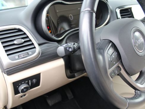 Certified 2022 Jeep Grand Cherokee Laredo E image 9