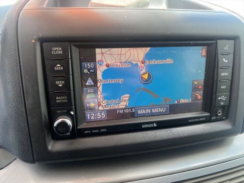 Used 2012 Volkswagen Routan SE FWD image 16