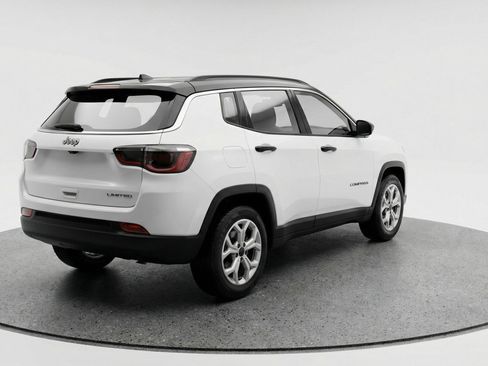 Used 2025 Jeep Compass Latitude AWD/4WD image 9