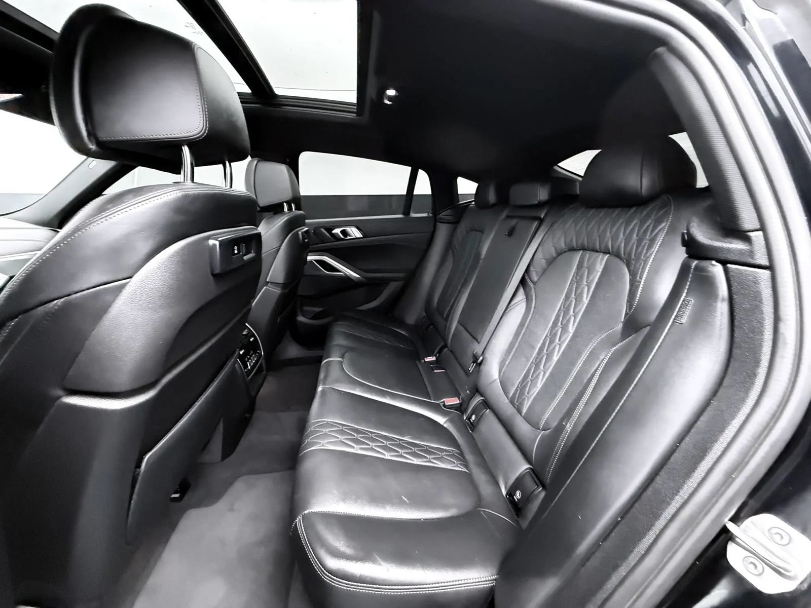 Used 2023 BMW X6 xDrive40i w/ M Sport Package AWD/4WD image 31