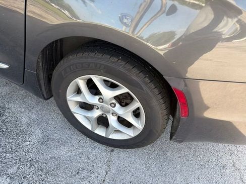Used 2017 Chrysler Pacifica Touring-L w/ Tire & Wheel Group FWD image 16