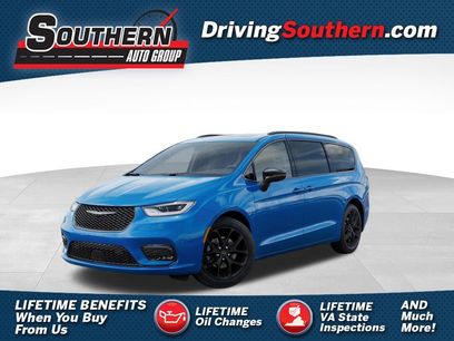New 2026 Chrysler Pacifica Limited w/ Uconnect Theater Family Group